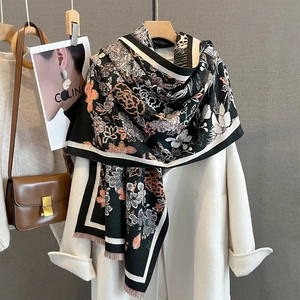 Détail de la texture de l'écharpe en jacquard floral phénix avec bords à franges