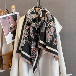 Écharpe épaisse en jacquard floral phénix avec franges drapée sur un manteau blanc