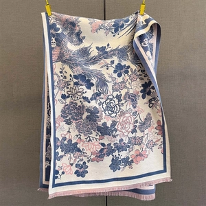 Détail de l'écharpe en jacquard avec motifs de phénix bleu et fleurs roses élégantes