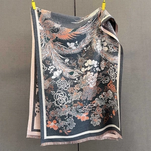 Détail du motif jacquard floral phénix et des franges douces sur un châle épais