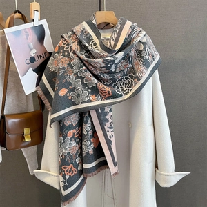 Vue détaillée d'une écharpe d'hiver en jacquard floral avec roses et finitions franges