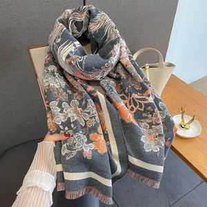 Détail d'une écharpe en jacquard floral avec texture épaisse et bord à franges