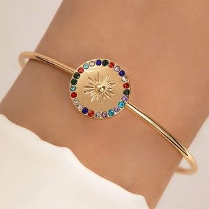 Bracelet jonc doré avec halo de cristaux colorés et médaillon soleil en relief