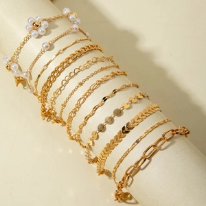 Détail de l'ensemble de 8 bracelets dorés bohèmes avec perles et breloques sur support