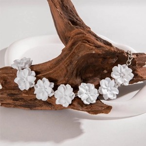 Collier élégant avec pendentif camélia blanc et chaîne à maillons argentés pour femme