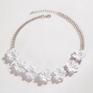 Collier élégant argenté avec sept pendentifs de fleurs de camélia en 3D pour femmes