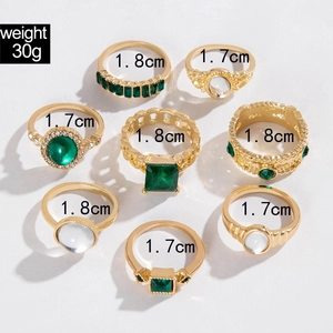 Détail d'un ensemble de 8 bagues dorées bohèmes avec pierres vertes et dimensions