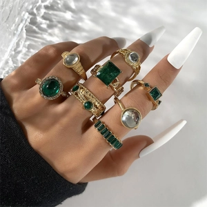 Lot de 8 bagues géométriques dorées avec pierres précieuses vert émeraude et cristaux