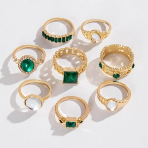 Set de 8 bagues géométriques dorées vintage avec gemmes vert émeraude et claires
