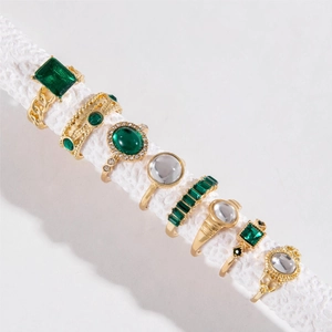 Ensemble de 8 bagues géométriques dorées avec pierres vert émeraude et zircons clairs