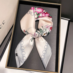 Elegante foulard di seta quadrato con motivi floreali e catene su vassoio nero