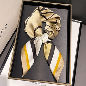Elegante foulard in seta con motivi astratti color champagne e nero in vassoio decor