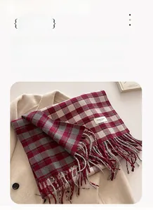 Plaid scarf in red and beige tones with fringes, measuring 202x42cm for winter warmth