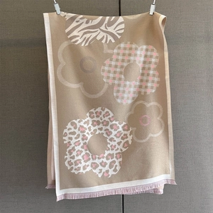 Dettaglio di sciarpa jacquard floreale con stampe leopardate e bordi con frange