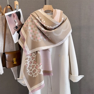 Dettaglio della trama jacquard floreale con stampa leopardata e rifiniture a frange