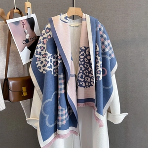 Dettaglio ravvicinato della sciarpa jacquard floreale con stampa leopardata e frange eleganti