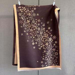 Vue détaillée de l'écharpe marron à motifs floraux en jacquard doré avec franges
