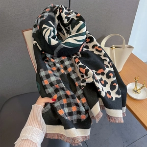 Sciarpa jacquard spessa con motivi floreali, leopardati e a scacchi con frange