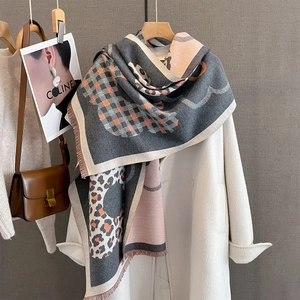Sciarpa jacquard floreale spessa con motivi leopardati e a scacchi e frange