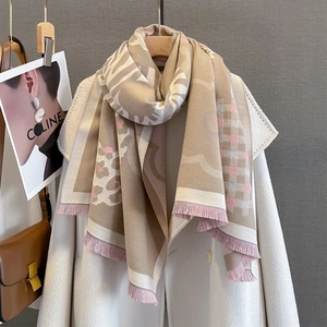 Elegante sciarpa jacquard floreale beige e cammello con lunghe nappe e motivi leopardati