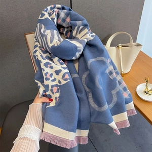 Sciarpa spessa jacquard floreale con stampa leopardata rosa e lunghe nappe per l'autunno