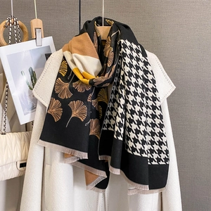 Imitation cashmere scarf featuring ginkgo leaf pattern and houndstooth patchwork design