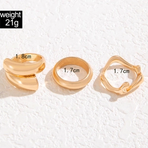 Detailed view of 3-piece gold wave ring set with size measurements and 21g weight info