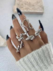 Set aus silbernen Schmetterlings- und Geweihringen mit ästhetischer Nagelkunst