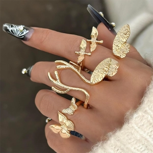 Goldenes Ring-Set mit Schmetterlings- und Vogelmotiven und feinen Naturtexturen für Damen