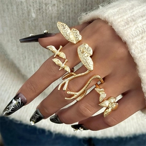 Elegantes goldenes Schmetterlings- und Vogel-Ring-Set mit Reliefstruktur an der Modelhand
