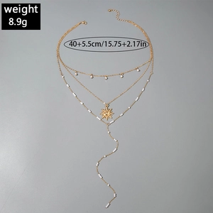 Detaillierte goldene Mehrlagige Halskette mit Sonnenanhänger und weißen Perlenperlen