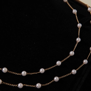 Collier en Y double rang minimaliste avec perles blanches sur chaîne dorée