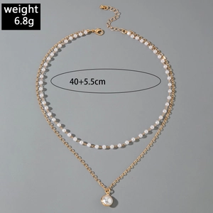 Detailansicht der mehrlagigen Kette mit Perlen, goldener Kette und 6,8g Gewichtsangabe