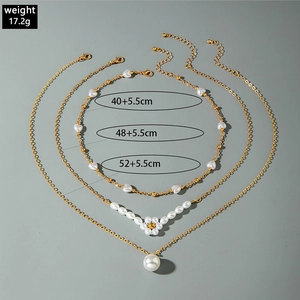 Dreilagiges goldene Halsketten-Set mit Herzperlen, Blumenmustern und Perlenanhänger