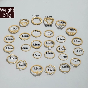 Set di 24 anelli dorati con cuori e cristalli, peso 31g, varie dimensioni disponibili