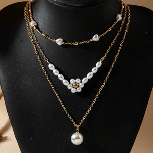 Dreilagiges Goldhalsketten-Set mit Kleeblatt-Herz-Anhängern und eleganten Perlenakzenten