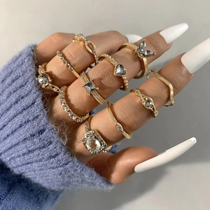 Goldenes Ring-Set für Damen mit Schmetterling-, Herz- und Kristall-Strass-Anhängern