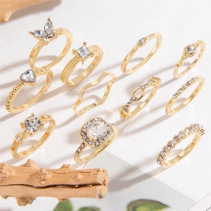 Detailansicht 10-teiliges goldenes Ring-Set mit Strasssteinen, Schmetterling und Herz