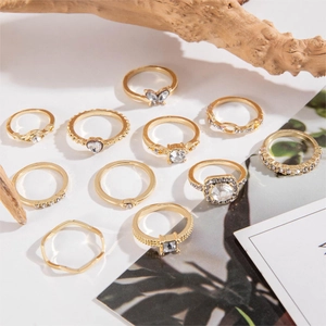 11-teiliges goldenes Ring-Set mit Schmetterlings- und Herz-Kristall-Designs für Damen