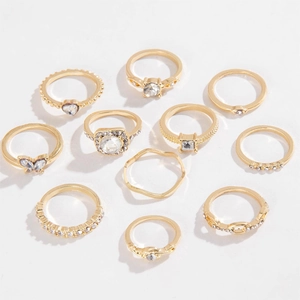 11-teiliges goldenes Ring-Set mit Schmetterling-, Herz- und Zirkonia-Verzierungen