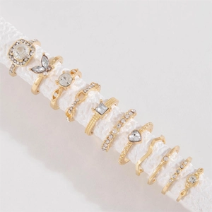 11-teiliges goldenes Ring-Set mit Schmetterlings- und Herzmotiven und Kunststeinen