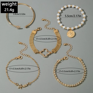 Détail d'un ensemble de 5 bracelets dorés avec perles et cristaux étincelants