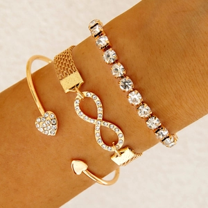 Ensemble de trois bracelets dorés avec symbole infini et manchette cœur en strass