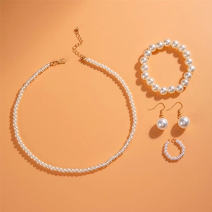 Elegant four-piece set with pearl necklace, bracelet and gold-plated earrings