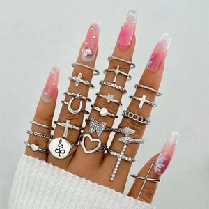 Set di anelli vintage argento con motivi a croce e cuore indossati sulla mano