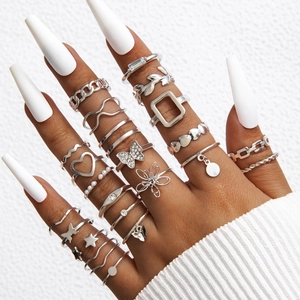 Dettaglio set 20 anelli boho argento con motivi a farfalla cuore e stella