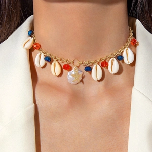 Collier perles style bohème avec pendentif étoile de mer et coquillages sur chaîne dorée