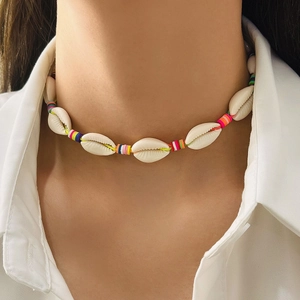 Ras de cou bohème en coquillages avec perles heishi colorées et cordon jaune vif