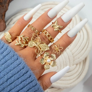 Lot de 7 bagues dorées avec des motifs élégants de papillons, de fleurs et de feuilles perlées