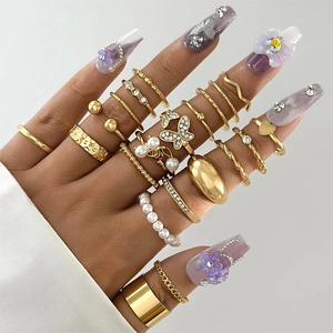 Goldenes mehrteiliges Ring-Set mit Strass und Perlen, Schmetterlings- und Herz-Design